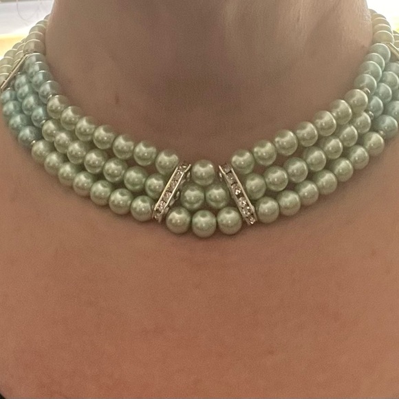 Three Row Shell Pearls Collar Necklace - Picture 2 of 6